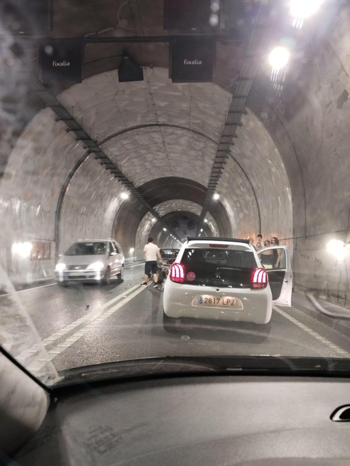 Atasco kilométrico tras un choque frontal en el túnel de Son Vich, en Andratx