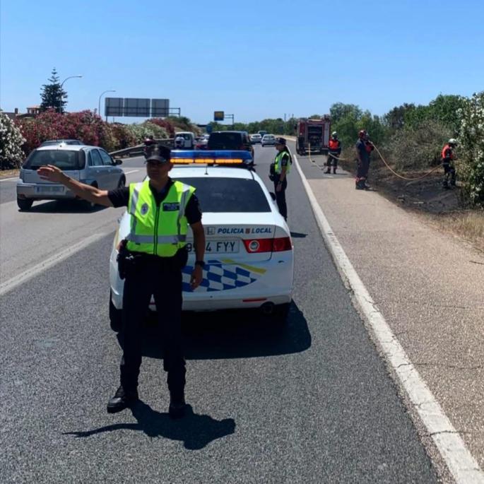 Los bomberos apagan un pequeño incendio en el arcén de la autopista del aeropuerto