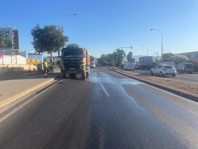 Heridos dos motoristas al resbalar tras el derrame de combustible del camión en la carretera de Sóller