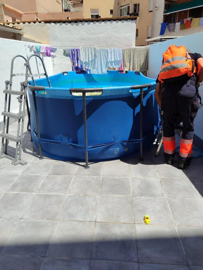 Una piscina hinchable resquebraja el forjado de un edificio de de Palma