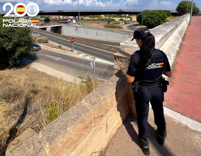 Una agente de la Policía Nacional salva a una joven que se quería lanzar de un puente en Camí dels Reis
