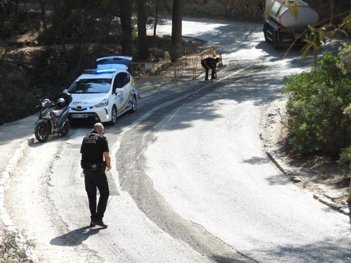 Herida una mujer tras sufrir un accidente de moto en una carretera en obras de Cala Llamp