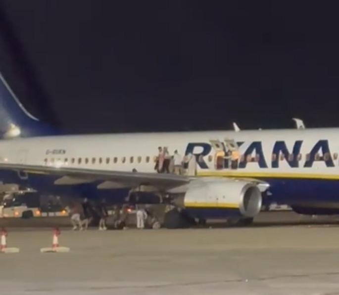Un testigo del incendio del avión de Ryanair: «Algo raro pasa, la gente se tira del ala hacia abajo»