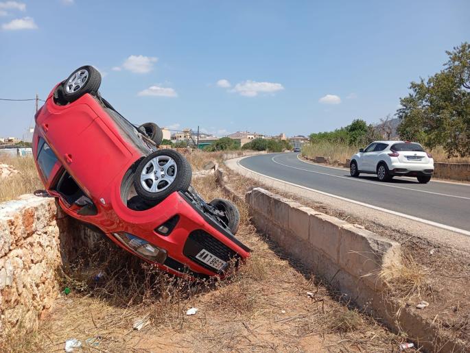 Una conductora se sale de la vía y vuelca en la carretera que une s´Estanyol y Llucmajor