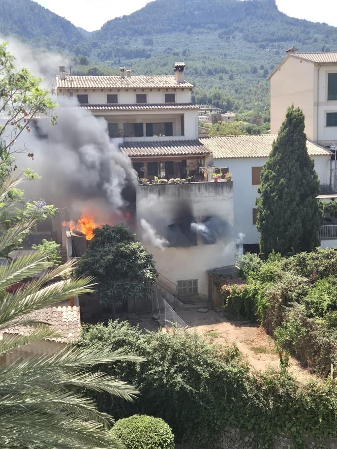 Alarma al declararse un incendio en una conocida carpintería de Sóller