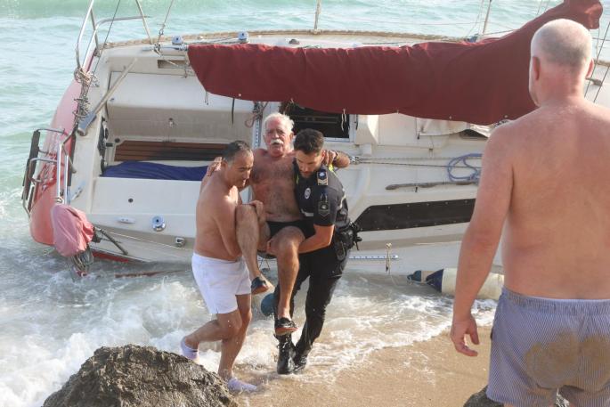 La Policía Portuaria rescata a los dos tripulantes de un velero que ha encallado en las rocas de la playa del Molinar