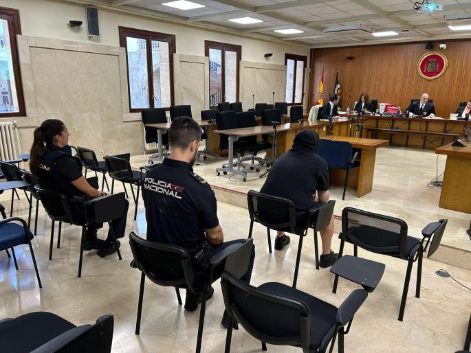 Cuatro años y cinco meses de cárcel por violar a una masajista en Palma tras hacerse pasar por policía nacional
