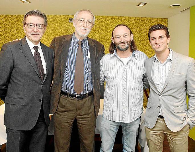 Palma local Moncho Ferrer come con jovenes empresarios fotos Teresa A