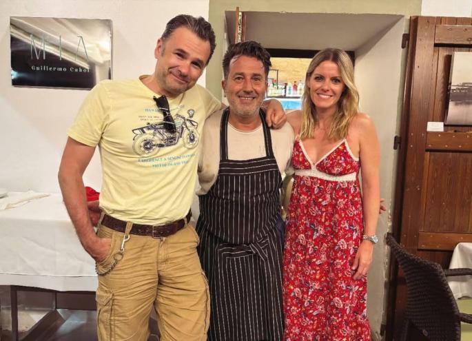El presentador bilbaíno Iñaki López y su pareja, la periodista Andrea Ropero, junto con el chef de Mía.