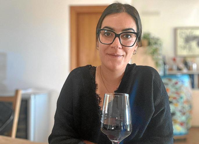 Xisca Armero es química e ingeniera agrónoma. Ha enfocado su trayectoria profesional hacia la elaboración de vinos.