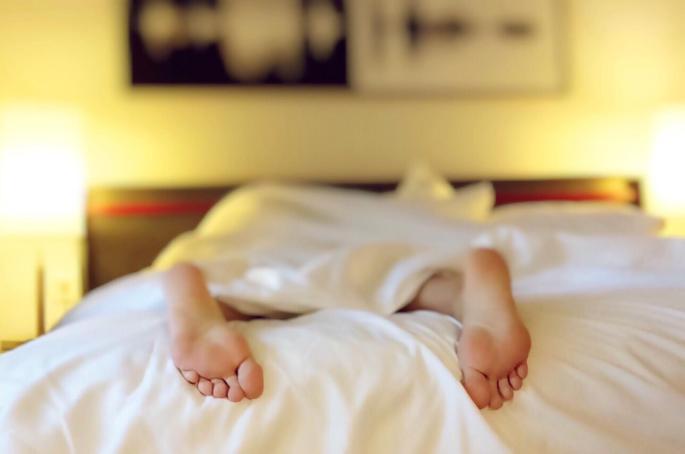 Por qué te dan espasmos cuando te estás quedando dormido.
