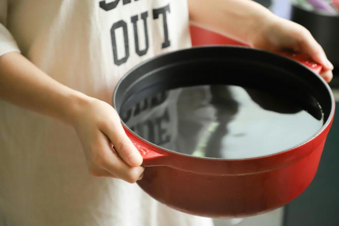 Cómo limpiar una olla quemada y eliminar la grasa sin estropearla.