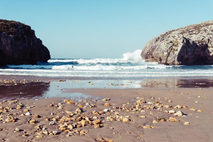 Playa de rocas o playa de arena: ¿Cuál es mejor?