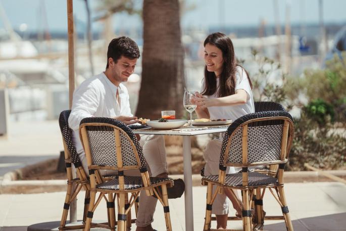 Salicornia, cocina mediterránea con alma local y toques asiáticos.