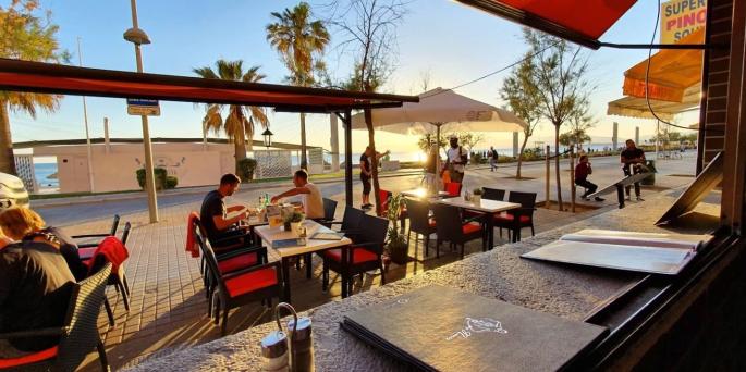 Tranquilidad y simpatía a pie de playa en el chiringuito B2 Club