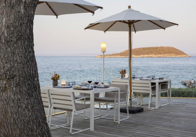 El beach club que conquista con su elegancia junto al mar y sabores mediterráneos
