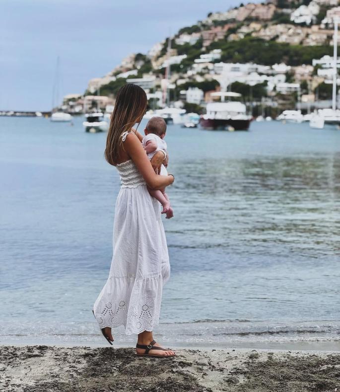 Helen Lindes junto a su hija en el Port d'Andratx.