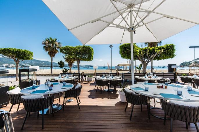 El plan más exclusivo del verano: música en vivo, sofás frente al mar y comida directa al yate