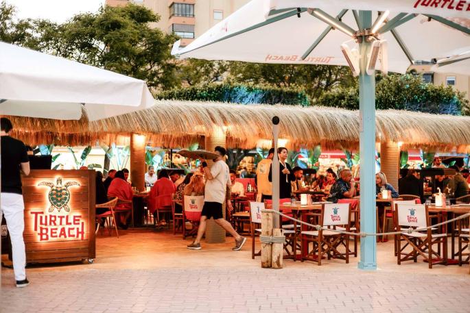El restaurante familiar que conquista este verano con sabor americano y vistas al mar